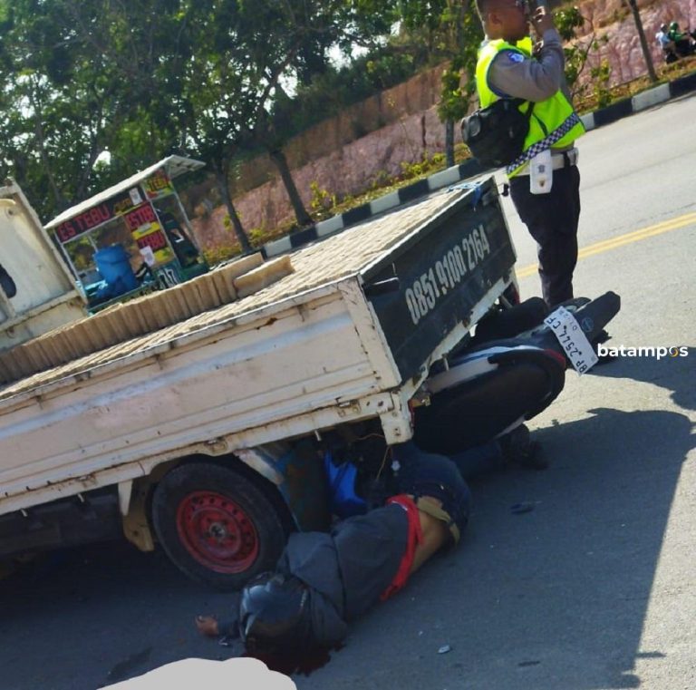 Tabrak Pick Up Parkir, Pemotor Terlindas di Jalan Hang Tuah