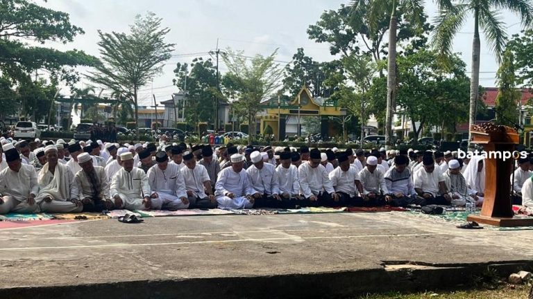Kemarau Panjang, Ratusan Warga Tanjungpinang Salat Istisqa Minta Hujan
