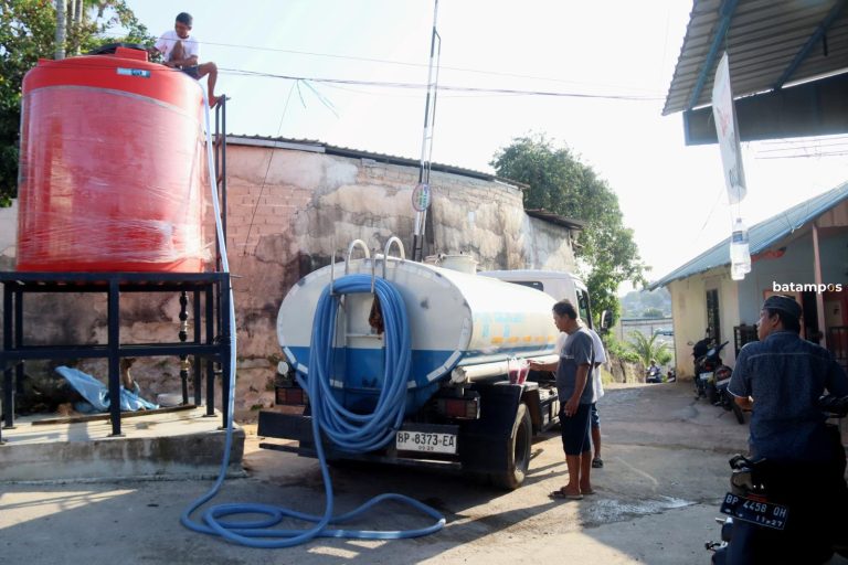 Distribusi Air Bersih ke Batuampar dengan Truk Tangki Terus Dimaksimalkan