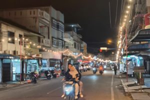 Sempat Jadi Polemik, Tiang Lampu Meral Kini Jadi Ikon Keagamaan