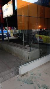 Kaca ATM Center di Mini Market Aslimart, Dilempari Batu Oleh Orang Tak Dikenal