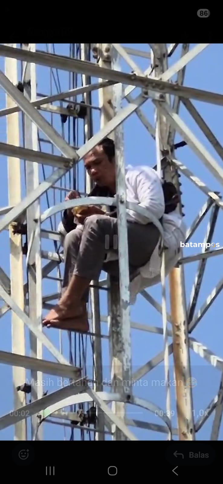 Minta Makan, Tetap Bertahan! Pria Panjat Tower di Sekupang Belum Mau Turun