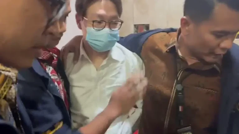 Dokter Richard Lee Ditahan Polisi, Sembunyikan Tangan yang Diborgol