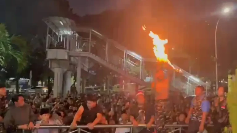 Yaqut Cholil Qoumas Resmi Ditahan, Banser Ngamuk Bakar Baju Bertuliskan KPK