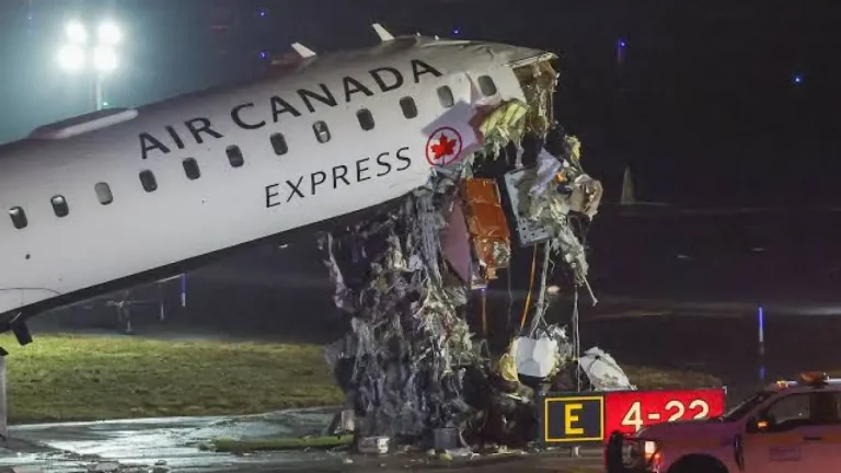 Pesawat Air Canada Tabrakan di Bandara, Dua Pilot Tewas