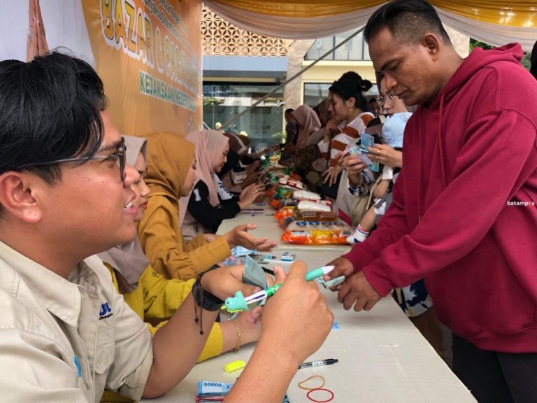 Seribu Paket Sembako Murah Diserbu Warga di Kejari Batam