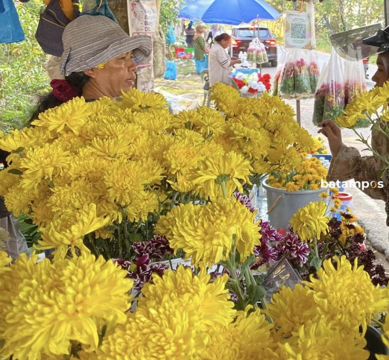Ziarah Jadi Berkah, Pedagang Bunga Raup Jutaan di Sei Temiang