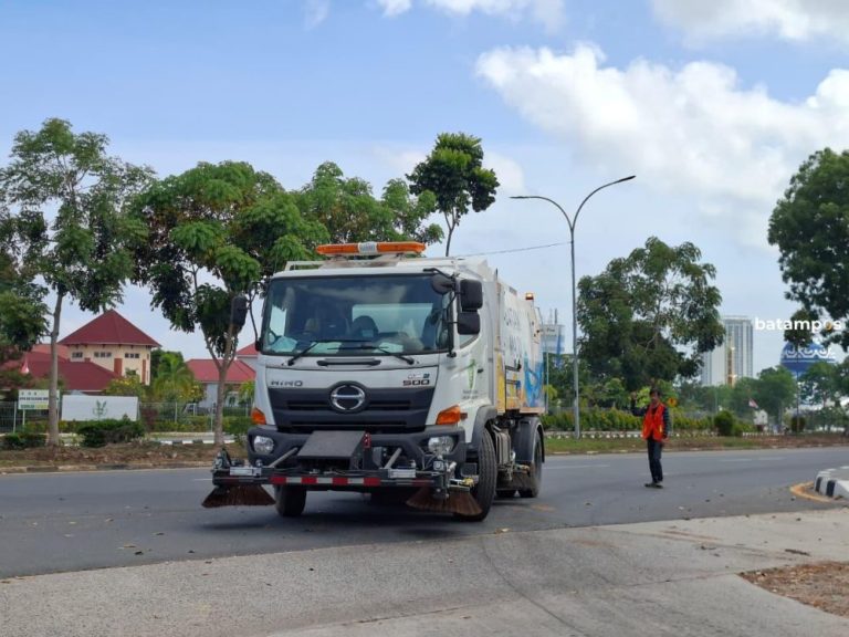 Batam Uji Coba Sweeper Truck, Debu Jalanan Disapu Mesin