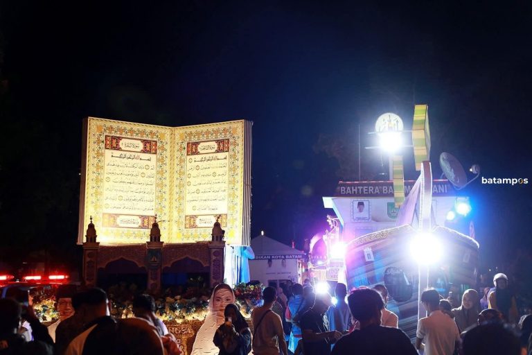 Iring-Iringan Mobil Hias Dari Replika Masjid hingga Naga Hitam, Pawai Takbir Batam Memikat Warga