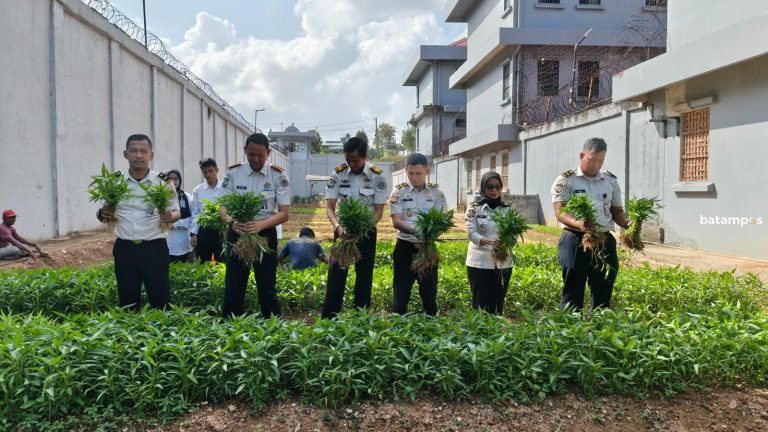 Panen Kangkung dan Budidaya Lele, Lapas Batam Perkuat Ketahanan Pangan