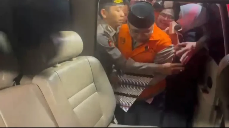 KPK Tahan Akhirnya Eks Menag Yaqut Cholil Qoumas, Digiring Kenakan Rompi Oranye