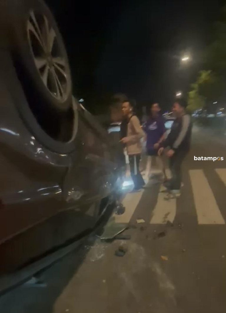 Diduga Pengemudi Mabuk, Mobil Terbalik di Simpang Gelael