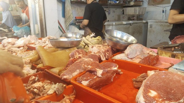 Harga Ayam Masih Tinggi di Sekupang, Cabai dan Bawang Mulai Turun