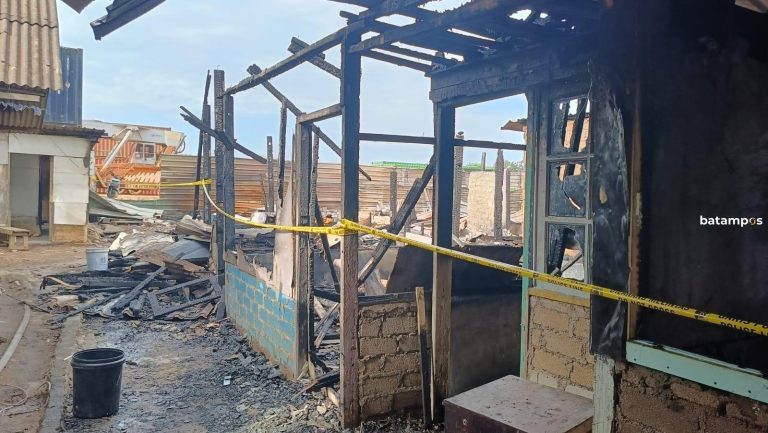 Polisi Masih Selidiki Penyebab Terbakarnya 12 Ruli di Pantai Stress