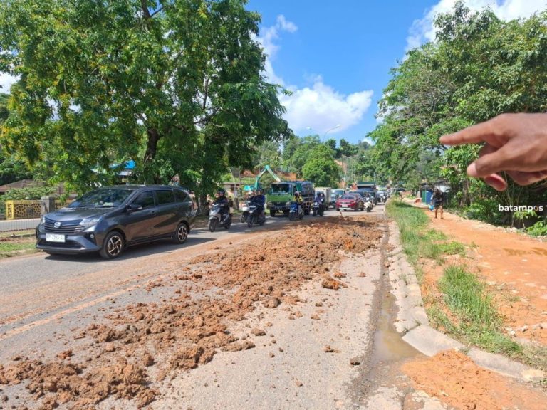 Tanah Berceceran di Jalan Letjend Suprapto, Bikin Khawatir Pengendara