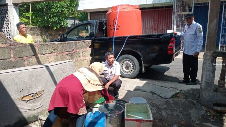 Warga Sei Jang Terdampak Kekeringan Andalkan Bantuan Air Bersih Gratis