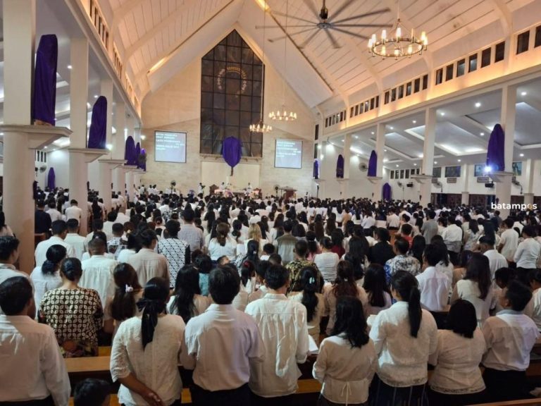 Khidmat Kamis Putih dan Jumat Agung di Geraja MBPA, Umat Diajak Meneladani Kerendahan Hati Kristus