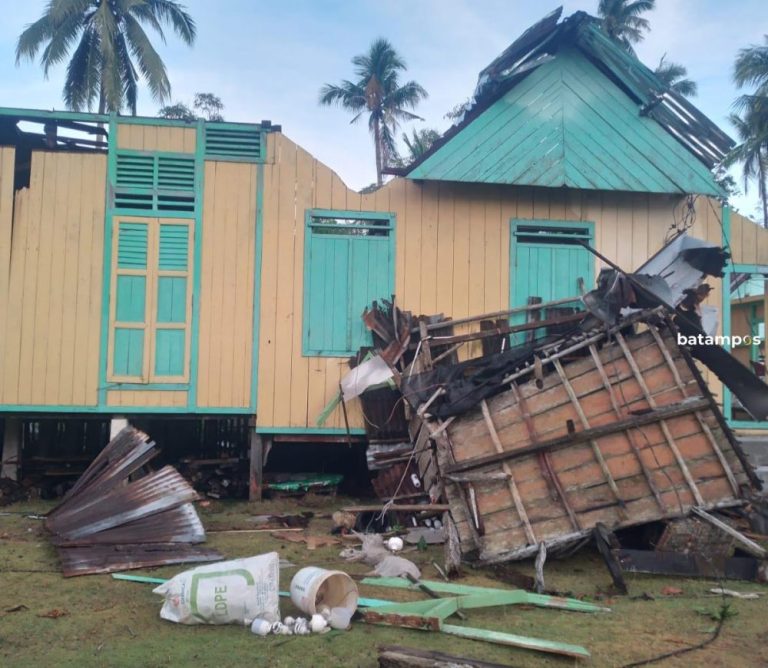 Puting Beliung Terjang Desa Tanjung Harapan Lingga, 2 Rumah dan Posyandu Rusak Parah