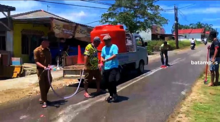 Tumpahan Oli di Jalan Teluk Sasah Bikin Pengendara Motor Terjatuh