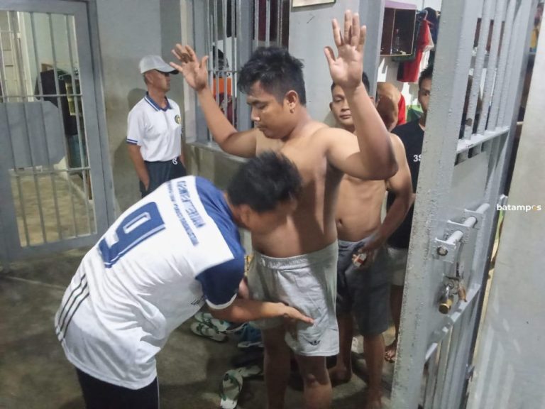 Geledah Blok Hunian, Petugas Lapas Narkotika Tanjungpinang Sita Kartu Remi hingga Pisau Cukur
