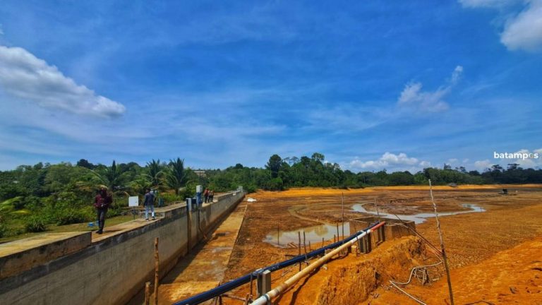Atasi Kekeringan, Alat Berat Diturunkan Gali Potensi Air di Waduk Sei Jago Bintan