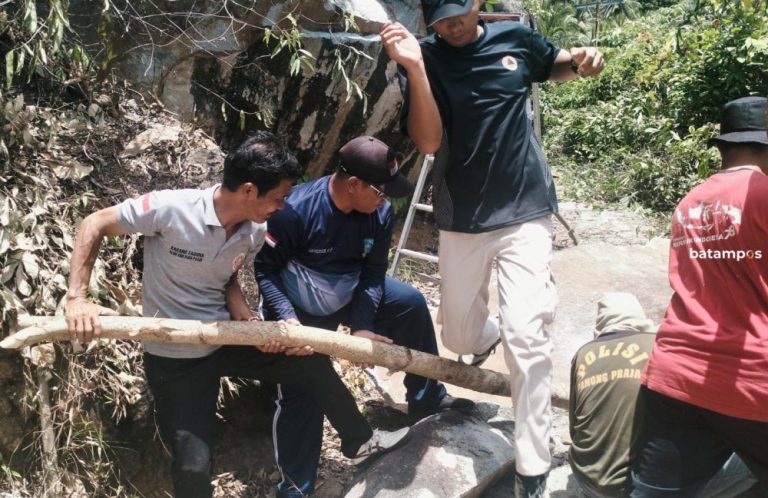 Warga Siantan Utara Gotong Royong Benahi Jalan, Singkirkan Batu Besar Berbahaya