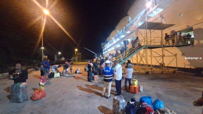 Dampak KM Kelud Penuh, 3 Ribu Penumpang Serbu KM Tidar di Pelabuhan Kijang
