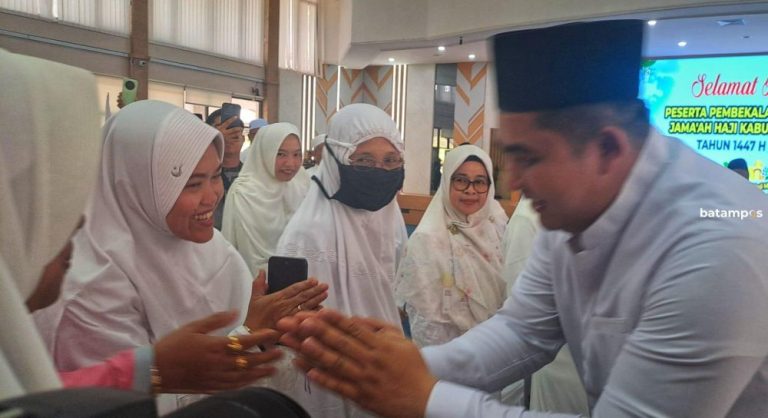 Jemaah Calon Haji Bintan Berangkat ke Embarkasi Batam, Bupati: Jaga Kesehatan Selama di Tanah Suci