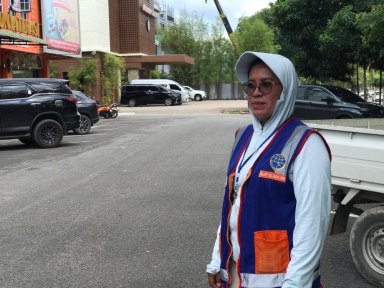 Di Balik Peluit Kecil, Marintan Bertahan: Kisah Jukir Perempuan Paling Rapi di Batam