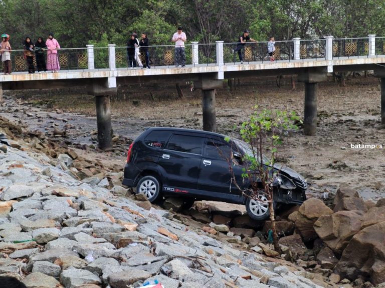 Diduga Mabuk, Pengemudi Avanza Tabrak Belasan Motor di Karimun