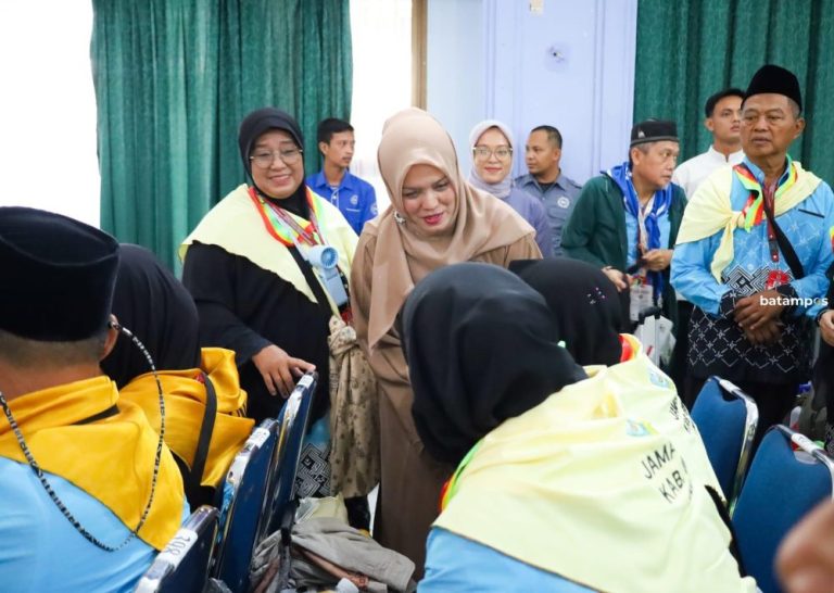 44 JCH Bintan Berangkat ke Madinah, Wabup Deby Pesan Jemaah Muda Bantu Lansia