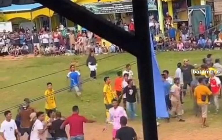 Video Ricuh Sepak Bola di Bintan Viral, Suporter Tendang Pemain di Lapangan