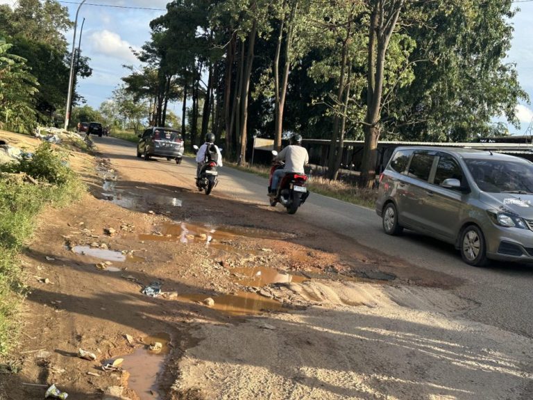Warga Mengeluh, Jalan Tanjung Riau-Marina Banyak Lubang dan Minim Penerangan