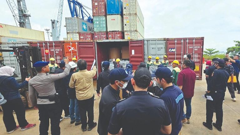 Ratusan Kontainer Limbah B3 Masih Menumpuk di Pelabuhan Batuampar