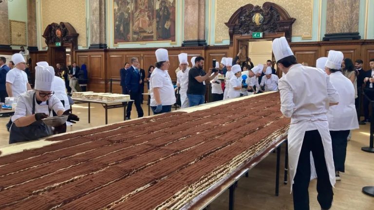 100 Chef Italia Pecahkan Rekor Dunia, Buat Tiramisu 440,6 Meter di London
