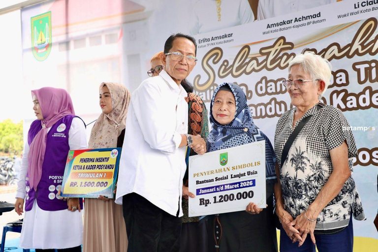 Meski  Hujan, Ratusan Perwakilan Lansia dan Kader Posyandu Padati MTC untuk Terima Insentif