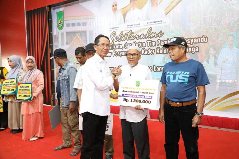 Tak Lupakan Lansia dan Dukung Kader Posyandu, Amsakar Berikan Bantuan Kepada Ratusan Orang
