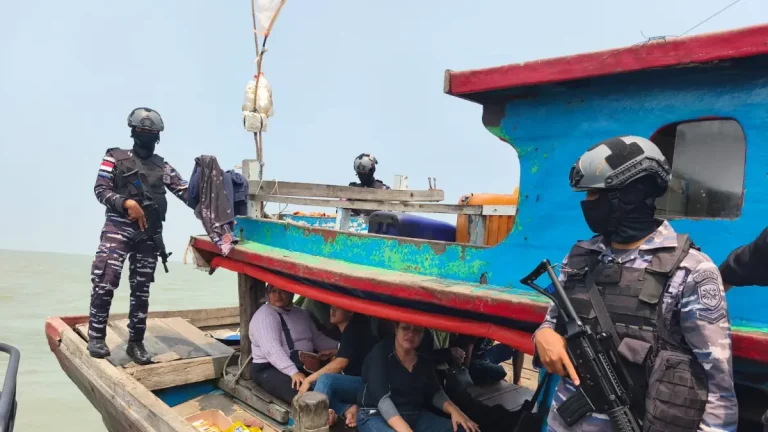 6 WNI Hendak Diselundupkan ke Luar Negeri dengan Kapal Nelayan