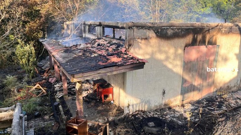 Gudang SMP Negeri 1 Kerandin Hangus Terbakar, Damkar Kesulitan Air