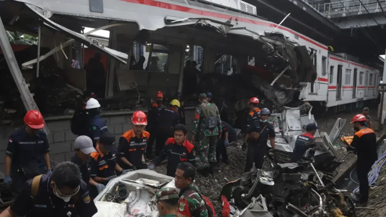 Korban Tewas Kecelakaan Kereta Api di Bekasi bertambah jadi 16 orang, Baru 10 Jenazah Teridentifikasi