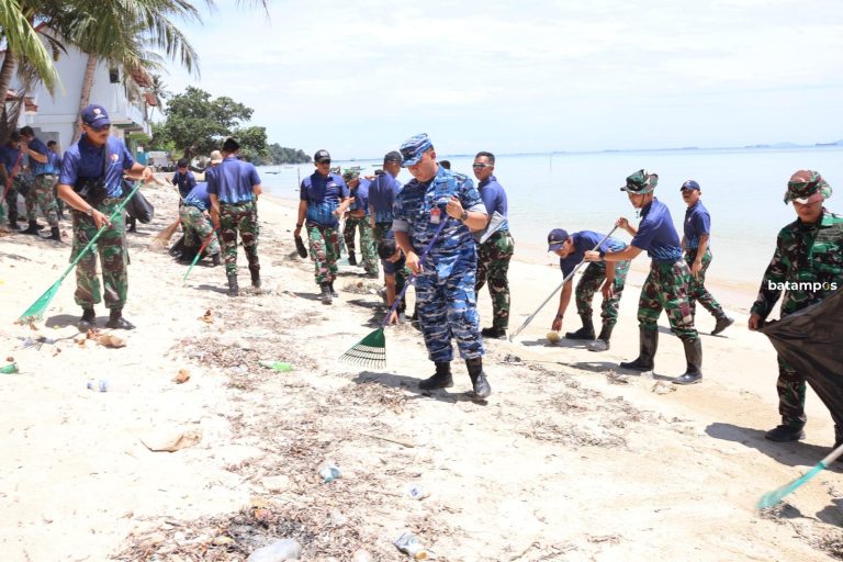 Peringati HUT ke-80 TNI AU, Lanud Hang Nadim Gelar Karya Bakti dan Bansos di Pantai Camar