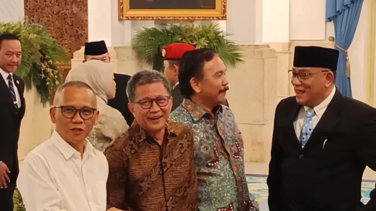 Rocky Gerung Hadiri Reshuffle Kabinet Prabowo, Dampingi Jumhur Hidayat ke Istana