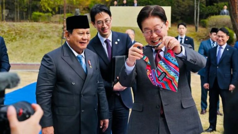 Tunjukkan Kedekatan Personal, Prabowo Kasih Baju untuk Binatang Peliharaan Milik Presiden Korsel