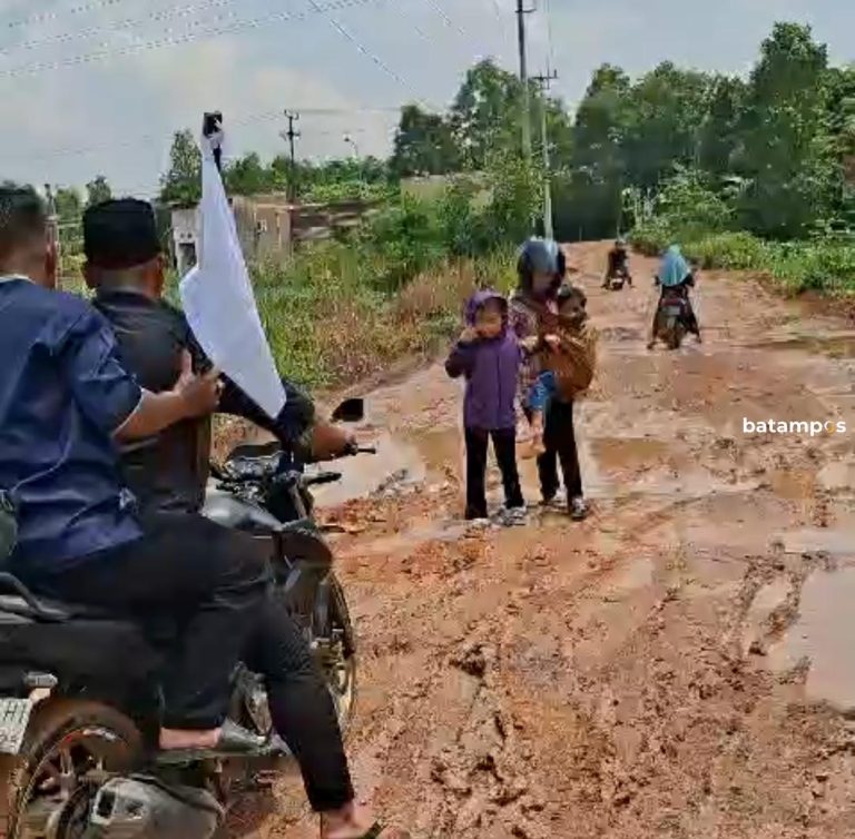 Warga Gesya Paradise dan Asena Keluhkan Jalan Berlumpur