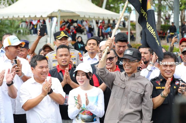 Keceriaan Amsakar-Li Claudia bersama Buruh Batam, May Day Diisi Aksi Positif