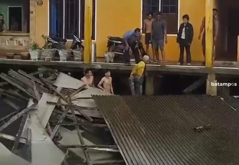 Satu Rumah di Pulau Penyengat Roboh Saat Hujan dan Angin Kencang