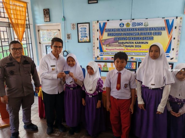Siswa Terima ATM PIP, Bupati Karimun: Gunakan untuk Sekolah, Bukan Judol