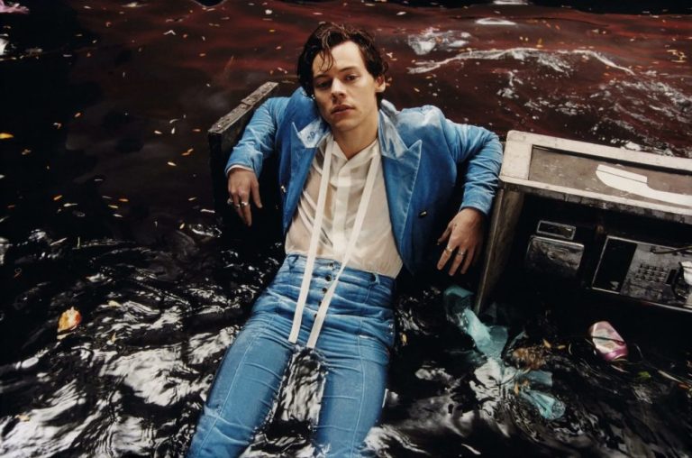 Harry Styles Goda Fans dengan Visual Sensual di Dance No More