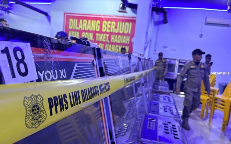 Tim Gabungan Segel Mesin Permainan Kijang Game Zone di Bintan Timur