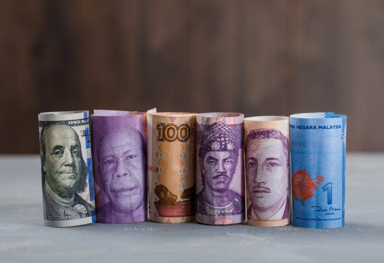 Rupiah Kian Tertekan, Dolar AS Nyaris Sentuh Rekor Tertinggi Baru